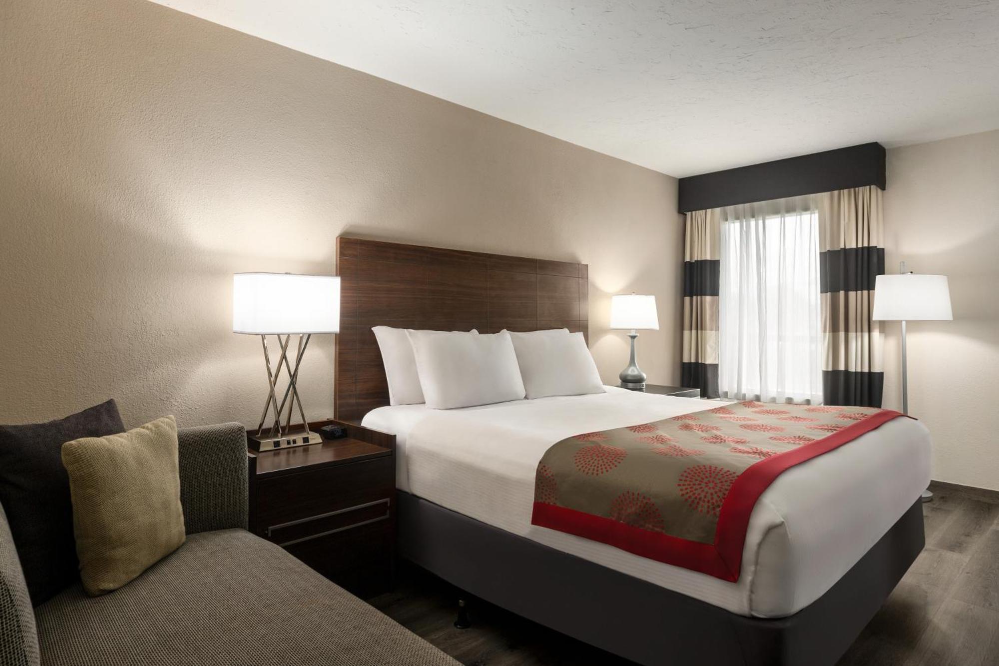 Hotel Ramada By Wyndham Sarasota Waterfront 2*