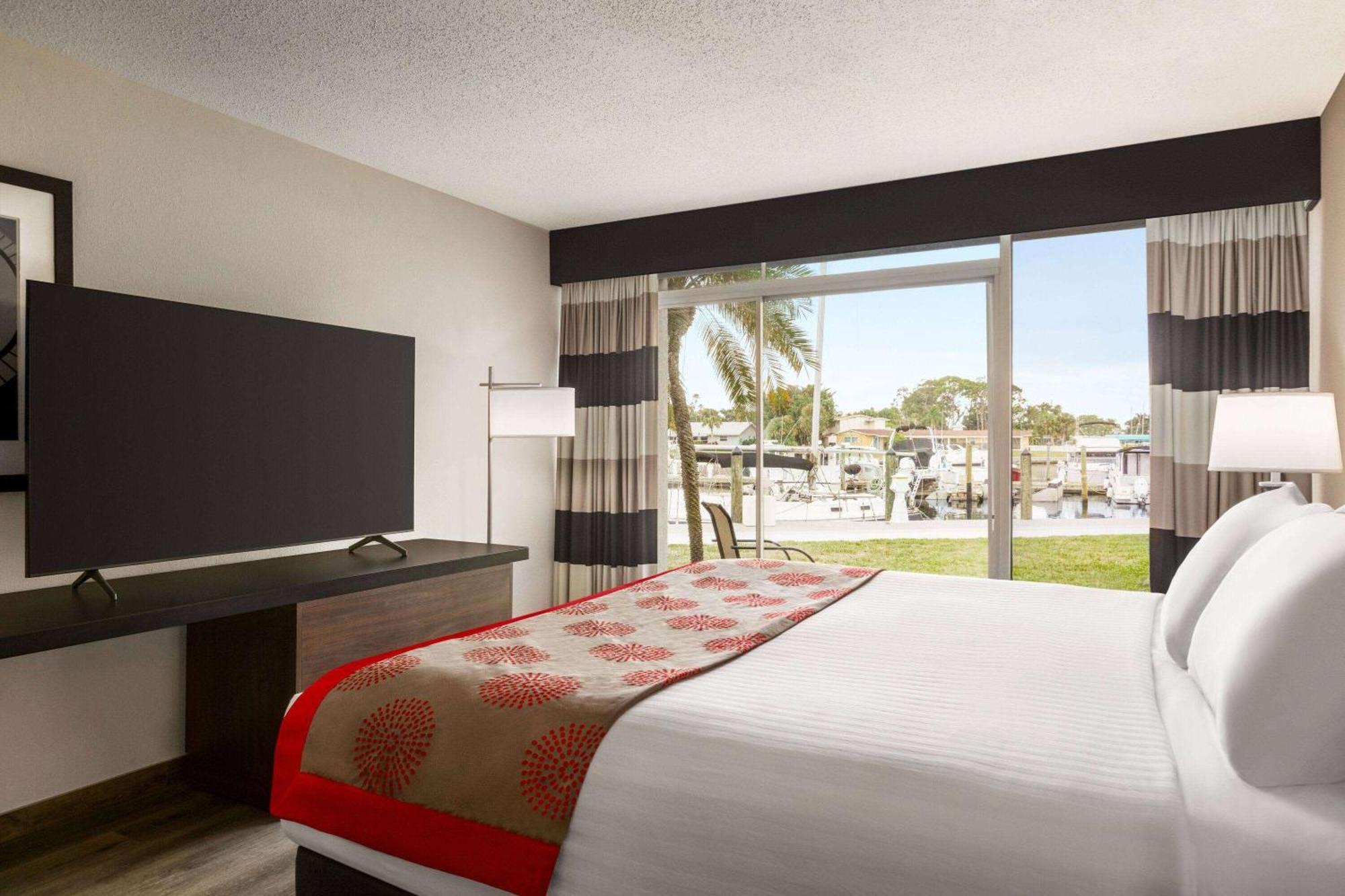 Ramada By Wyndham Sarasota Waterfront Hotel 2*