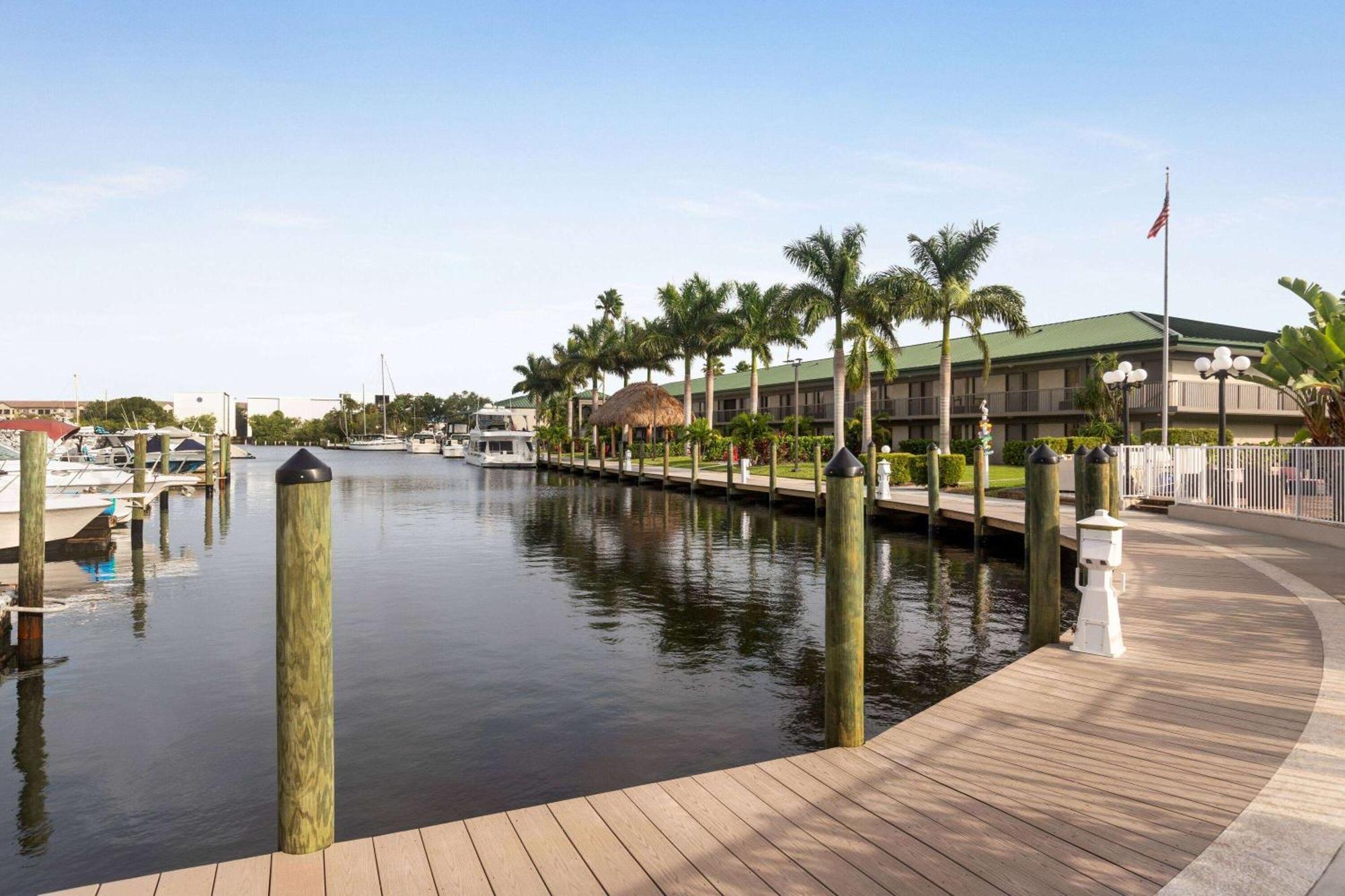 Ramada By Wyndham Sarasota Waterfront 2*