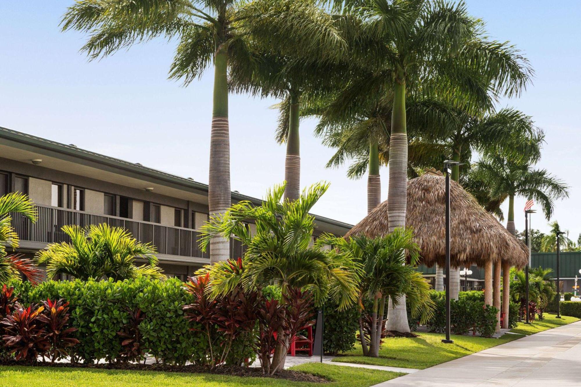 Hotel Ramada By Wyndham Sarasota Waterfront 2*