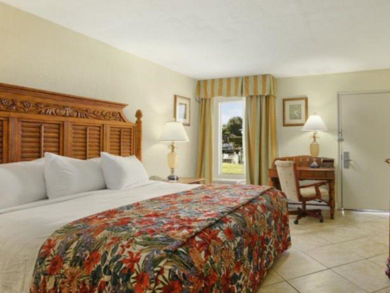 Hotel Ramada By Wyndham Sarasota Waterfront
