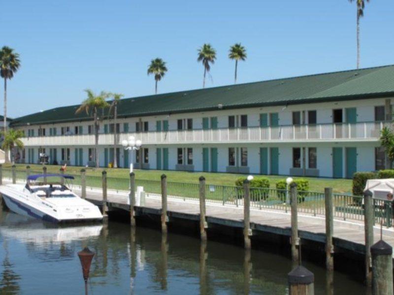 Hotel Ramada By Wyndham Sarasota Waterfront 2*